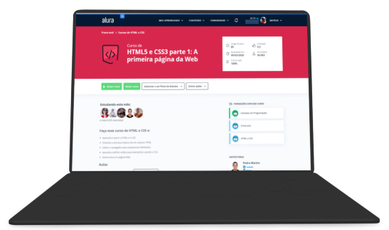 Um notebook com o curso de HTML5 e CSS3 na tela.
